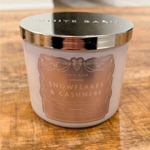 White Barn Snowflakes & Cashmere Candle NEW